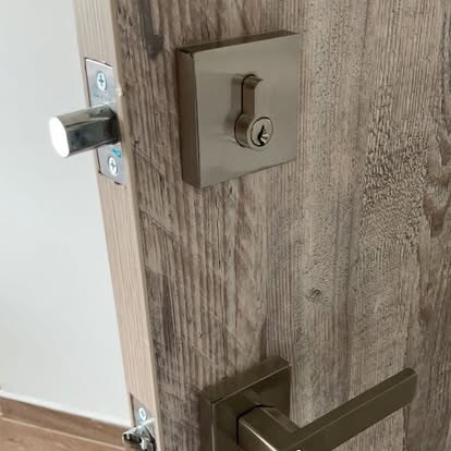 Detalle de cerradura y cilindro de seguridad