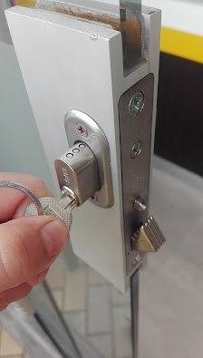 Apertura y trabajo técnico sobre una cerradura